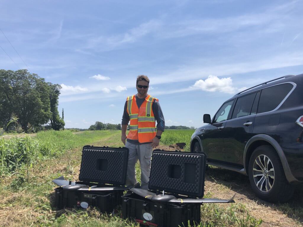 Dr. Jason Knowles, Diretor Executivo da GeoAcuity com dois drones de asa fixa eBee X.